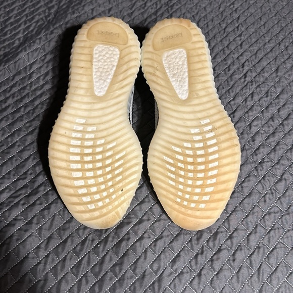 Authentic Yeezy boost - Picture 4 of 5